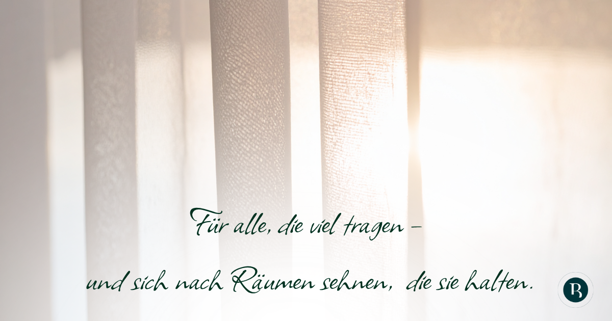 Heller Vorhang, durch den das Morgenlicht scheint Text im Bild: Für alle, die viel tragen und sich nach Räumen sehnen, die sie halten