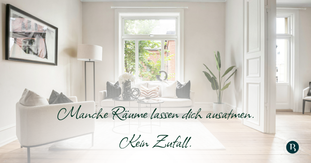 Helles ruhiges Wohnzimmer mit weißem Sofa und Holzfußboden Text im Bild: Manche Räume lassen dich ausatmen. Kein Zufall.