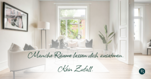 Helles ruhiges Wohnzimmer mit weißem Sofa und Holzfußboden Text im Bild: Manche Räume lassen dich ausatmen. Kein Zufall.