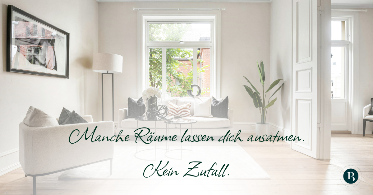 Helles ruhiges Wohnzimmer mit weißem Sofa und Holzfußboden Text im Bild: Manche Räume lassen dich ausatmen. Kein Zufall.