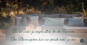 Sommersofa mit Kissen, davor ein Tisch mit Kerzen, Text im Bild: Du bist nicht zu empfindlich für den Sommer. Dein Nervensystem hat nur gerade mehr zu tun.