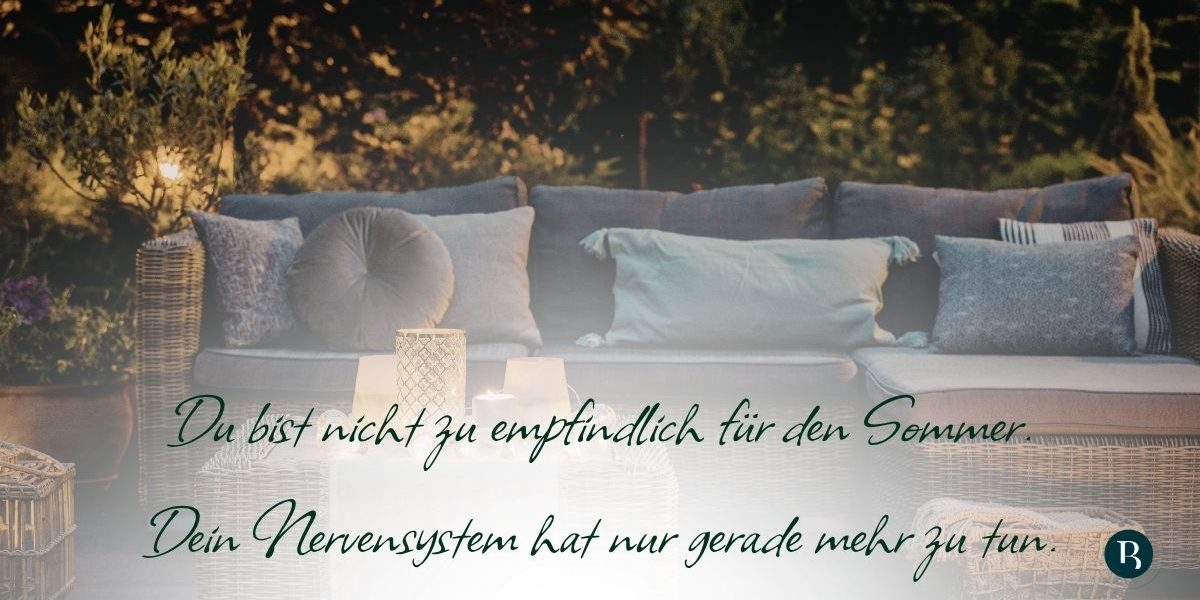 Sommersofa mit Kissen, davor ein Tisch mit Kerzen, Text im Bild: Du bist nicht zu empfindlich für den Sommer. Dein Nervensystem hat nur gerade mehr zu tun.
